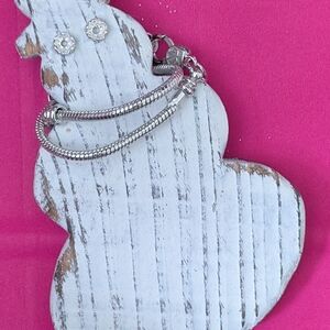 ☃️ A Snowman Tree Ornament With A Bracelet Around His Neck With A Heart Charm! ⛄